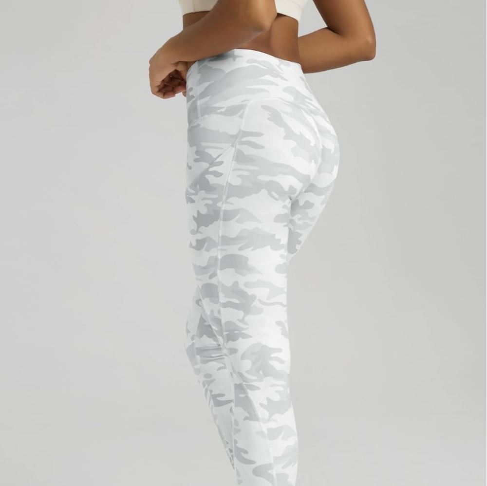 Like New! Athletic Leggings Grey/White Camo Size Large - Picture 2 of 16